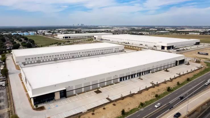 19,800 sq. mtr. of Mount PUF Roof Panels installed for a high-capacity e-commerce warehousing and fulfilment centre.